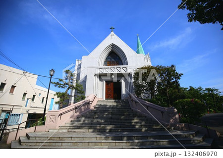 開港後最初のカトリック教会であるカトリック山手教会のファサード 132406970