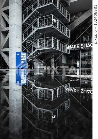 雨上がりの東京国際フォーラムの中庭 雨上がりの東京国際フォーラムの中庭 132406981