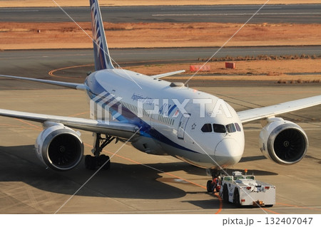 トーイングトラクターに牽引される旅客機 132407047