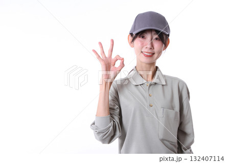 OKサインをする女性作業員 OKサインをする女性作業員 132407114