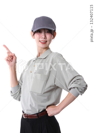 指示する笑顔のウェイトレス 指示する笑顔のウェイトレス 132407115