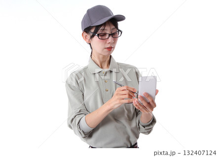 受注作業をする員女性作業員 132407124