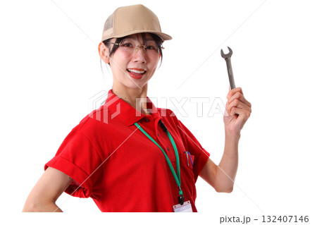 工具を持つ笑顔の女性 132407146