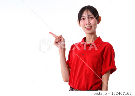 指示する笑顔の女性作業員 指示する笑顔の女性作業員 132407163