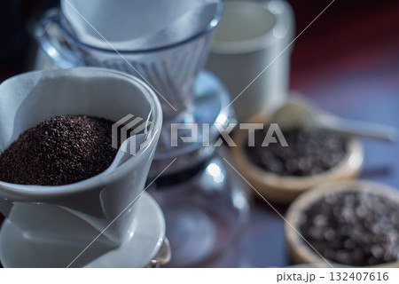 コーヒー　準備　ペーパードリップ 132407616