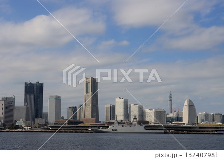 護衛艦が停泊する横浜港 護衛艦が停泊する横浜港 132407981