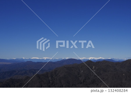 丹沢 塔ノ岳から望む青空の南アルプス全景 丹沢 塔ノ岳から望む青空の南アルプス全景 132408284