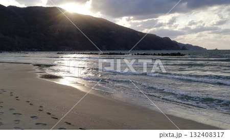 季節外れの海水浴場の風景 季節外れの海水浴場の風景 132408317