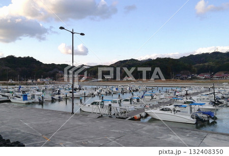 夕暮れ時のヨットハーバーにて 132408350