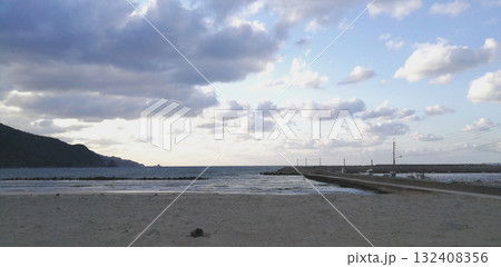 季節外れの海水浴場の風景 季節外れの海水浴場の風景 132408356