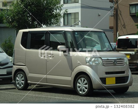駐車場に停めた軽自動車(ホンダ・N-BOX 初代  前期型) 132408382