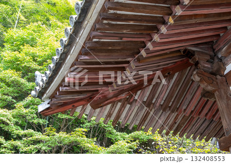 日本の伝統的な木造建築の軒 132408553