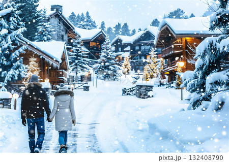 雪に覆われた冬の風景とカップル 雪に覆われた冬の風景とカップル 132408790