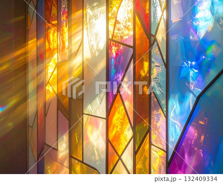 ステンドグラスから差し込む強い日差しと、プリズム効果で壁に広がる幻想的な光の筋 132409334