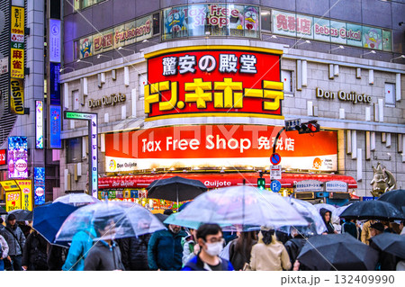 日本の東京都市景観 歌舞伎町の交差点やドン.キホーテなどを望む。新時代に…＝26日 132409990