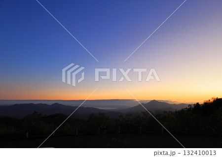 夕暮れの磐梯吾妻スカイライン双竜の辻からの猪苗代湖と磐梯山 132410013