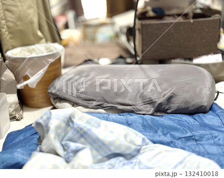 枕と布団とゴミ箱 132410018