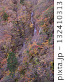 紅葉に囲まれた滝 132410313