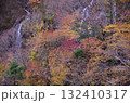 紅葉に囲まれた滝 132410317