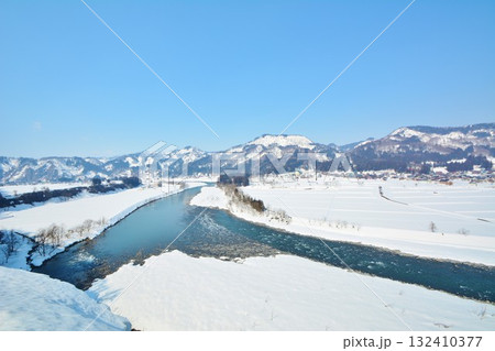 新潟県中魚沼郡津南町を流れる信濃川冬景色 新潟県中魚沼郡津南町を流れる信濃川冬景色 132410377