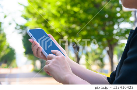 屋外でスマホ 132410422