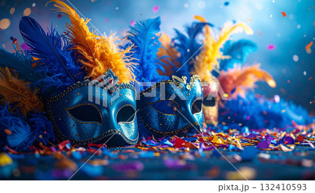 鮮やかな羽飾りと紙吹雪が舞う幻想的なカーニバルマスク 132410593
