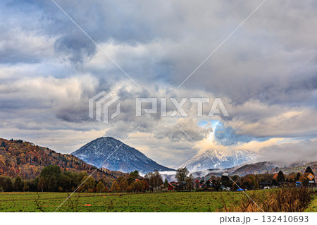 雲間にのぞく羊蹄山と尻別岳 ― 北海道の雄大な風景 132410693