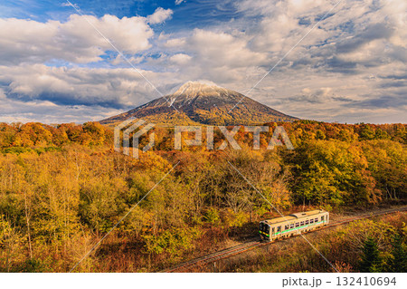秋彩の羊蹄山 ― 紅葉に包まれる列車の旅 132410694