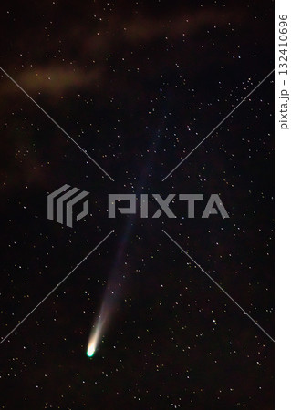 宇宙を旅する彗星 ― レモン彗星の輝き 132410696