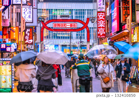 日本の東京都市景観 インバウンド続く…外国人観光客らで賑わう歌舞伎町=26日 日本の東京都市景観 インバウンド続く…外国人観光客らで賑わう歌舞伎町=26日 132410850