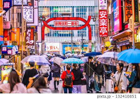 日本の東京都市景観 インバウンド続く…外国人観光客らで賑わう歌舞伎町＝26日 132410851