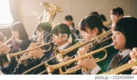音楽室で楽器を練習する吹奏楽部の女子高生たち 132410994