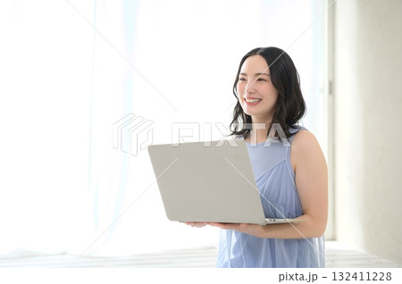 パソコンを操作する女性 パソコンを操作する女性 132411228