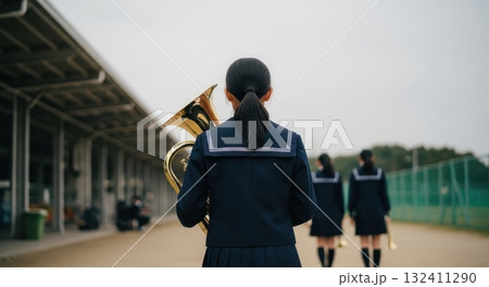 楽器を持って歩く女子高生の後ろ姿（セーラー服） 132411290