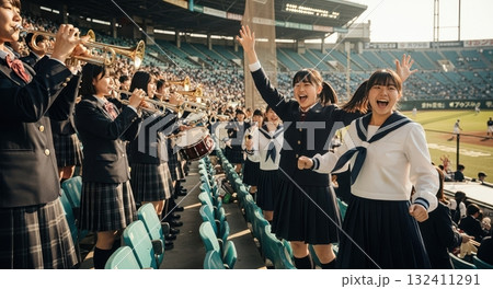 野球場で応援する高校生たち（吹奏楽部と応援団） 132411291