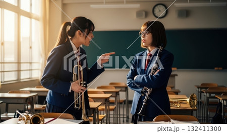 教室で喧嘩する吹奏楽部の女子高生(ブレザー) 教室で喧嘩する吹奏楽部の女子高生(ブレザー) 132411300