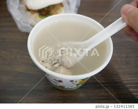 手 両手 手の上 132411365