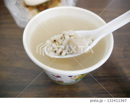 手 両手 手の上 132411367