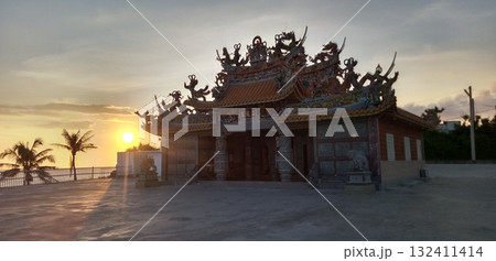 夕日と道教寺院 夕日と道教寺院 132411414