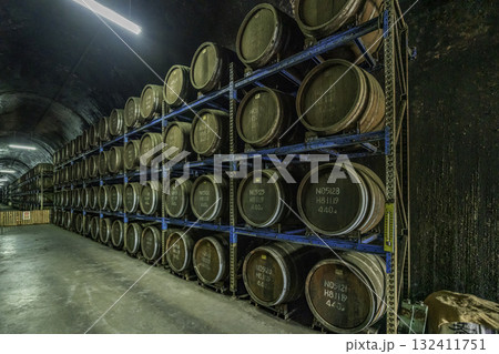 高千穂 トンネルの駅 トンネル貯蔵庫の焼酎樽 宮崎県高千穂町 高千穂 トンネルの駅 トンネル貯蔵庫の焼酎樽 宮崎県高千穂町 132411751