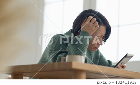 携帯を操作している女性 132411918