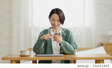 携帯を操作している女性 132411919