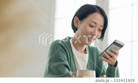 携帯を操作している女性 132411929