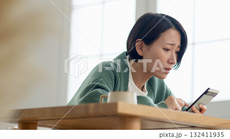携帯を操作している女性 132411935