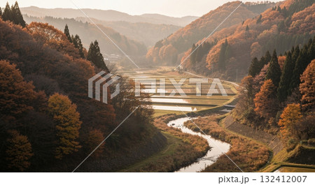 紅葉が映える渓谷 132412007