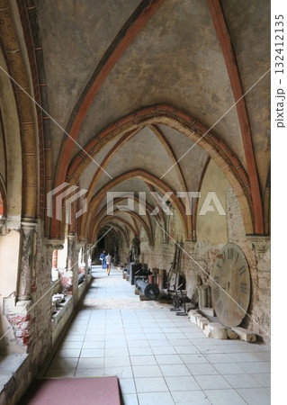 リーガ大聖堂の回廊と中庭 リーガ大聖堂の回廊と中庭 132412135