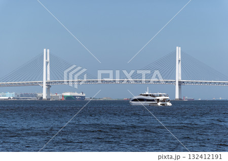 青空の中の横浜ベイブリッジを横切る観光船 青空の中の横浜ベイブリッジを横切る観光船 132412191