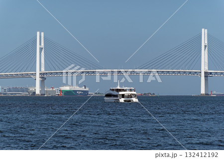 青空の中の横浜ベイブリッジを横切る観光船 青空の中の横浜ベイブリッジを横切る観光船 132412192