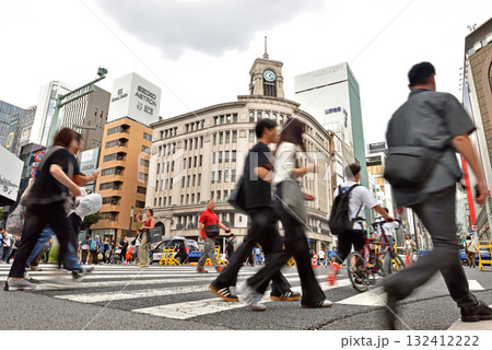 銀座四丁目交差点の賑わう風景 132412222
