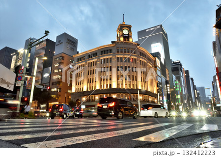 雨降る夜の銀座四丁目交差点 雨降る夜の銀座四丁目交差点 132412223